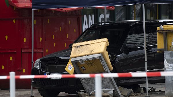 Autofahrer fährt in Menschenmenge und verletzt mehrere Passanten Autofahrer fährt in Menschenmenge und verletzt mehrere Passanten
