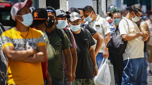 A máscara passou a fazer parte do dia-a-dia na maior parte das cidades A máscara passou a fazer parte do dia-a-dia na maior parte das cidades