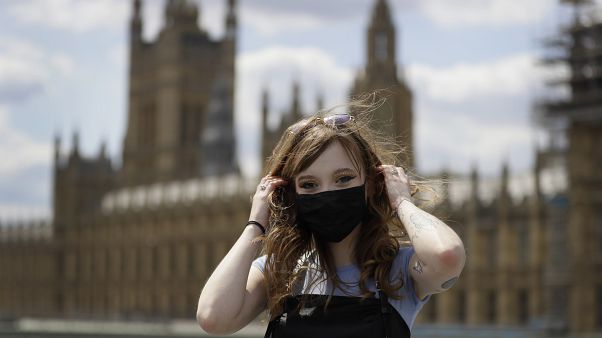Estelle Fitz, Londra'daki Westminster Köprüsü'nde maskesini takarken Estelle Fitz, Londra'daki Westminster Köprüsü'nde maskesini takarken