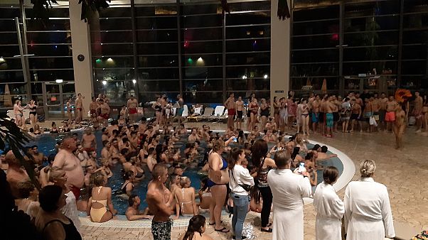 Óriási tömeg az Aquaworldben a strandok éjszakáján Óriási tömeg az Aquaworldben a strandok éjszakáján
