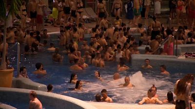 Trotz Corona: ausgelassene Badepartys in Ungarn