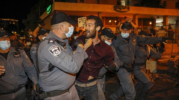 اعتراض هزاران اسرائیلی به ناتوانی دولت نتانیاهو در مهار ویروس کرونا اعتراض هزاران اسرائیلی به ناتوانی دولت نتانیاهو در مهار ویروس کرونا