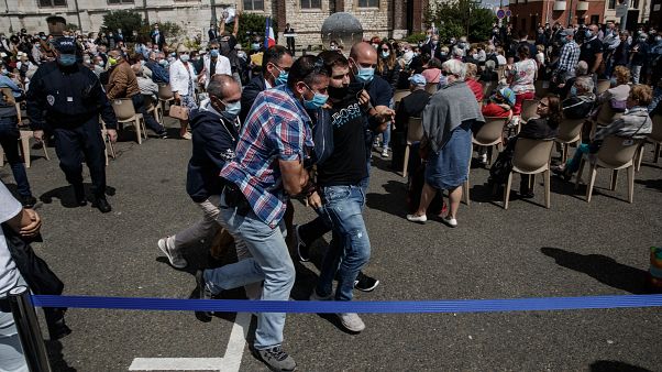 Fransa İçişleri Bakanı 'pis tecavüzcü' sloganlarıyla karşılandı Fransa İçişleri Bakanı 'pis tecavüzcü' sloganlarıyla karşılandı