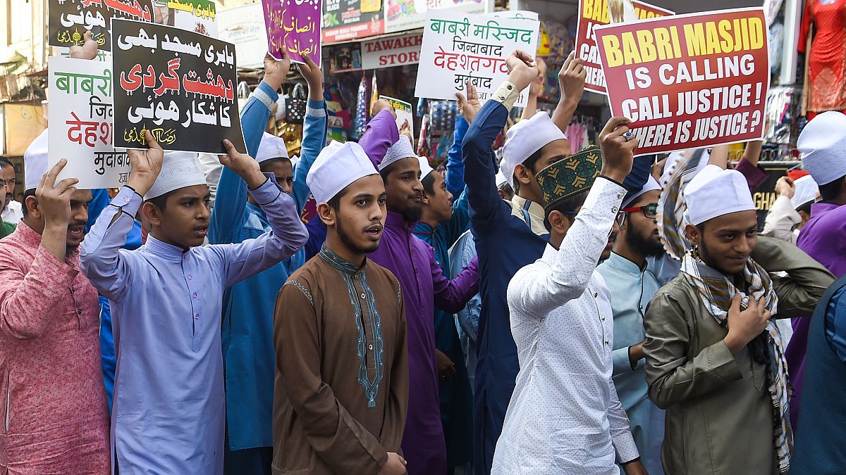 Babür Camii için protesto gösterisi düzenleyen Müslümanlar