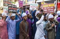 Babür Camii için protesto gösterisi düzenleyen Müslümanlar