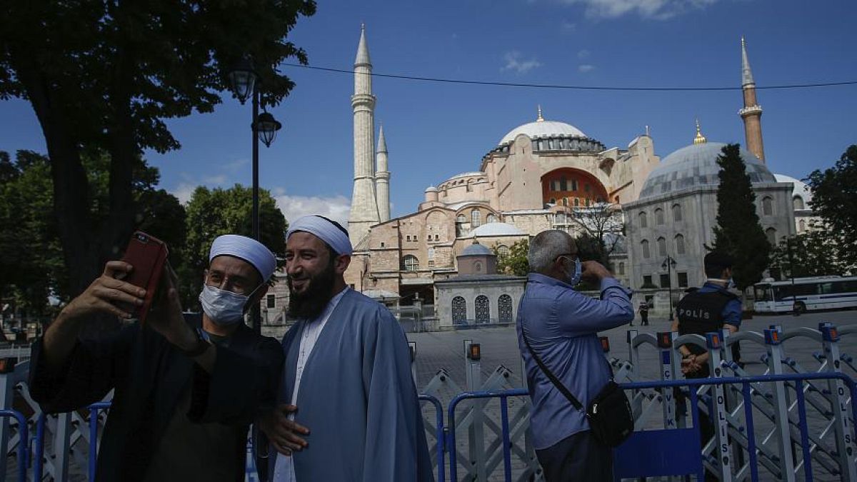 Gläubige machen Selfies nach der Umwidmung der Hagia Sophia