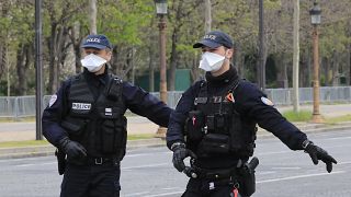 عنصران من الشرطة الفرنسية