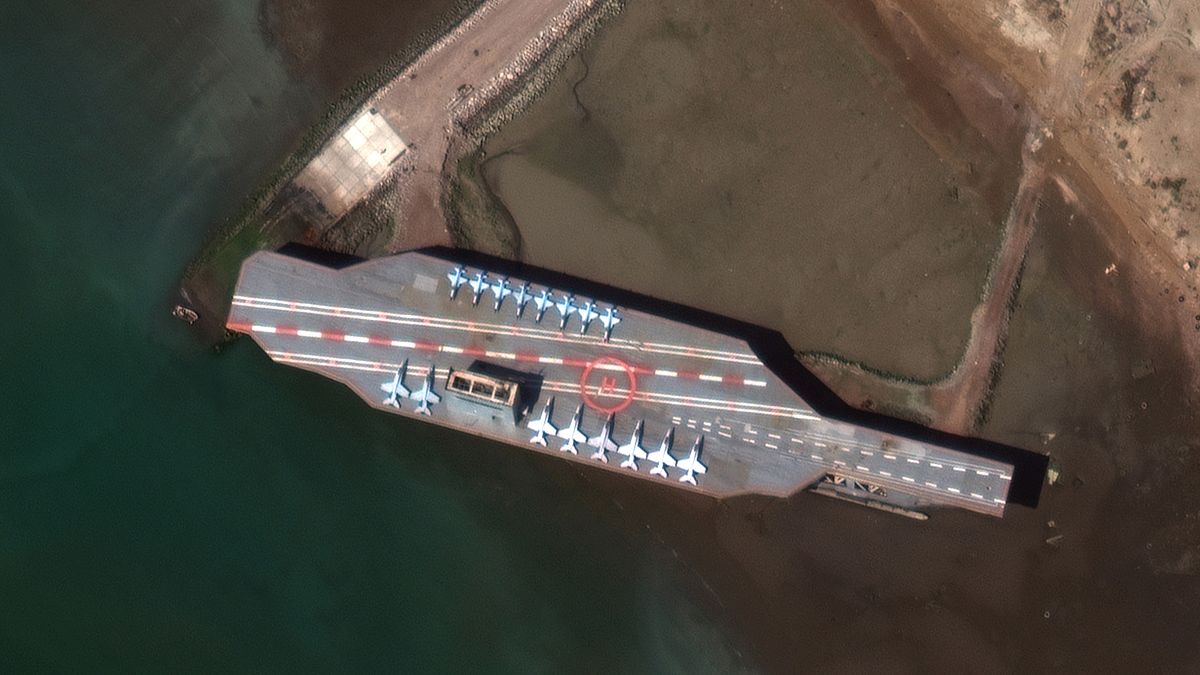 نموذج إيراني يحاكي حاملة طائرات أميركية ترسو في ميناء بندر عباس
