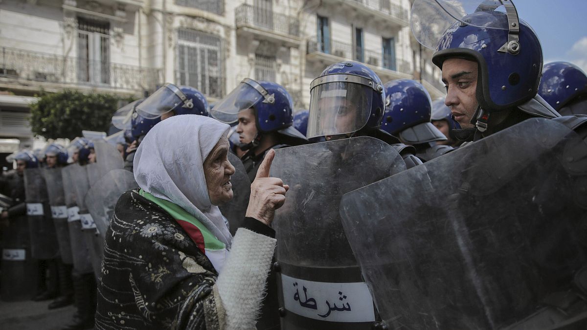 مراقبون يوصون الحراك والسلطة في الجزائر بالحوار لتجنب أزمة اقتصادية كبرى