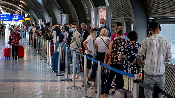 Almanya Frankfurt Havalimanı'nda Covid-19 test sırası Almanya Frankfurt Havalimanı'nda Covid-19 test sırası