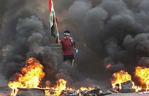 متظاهرون يحرقون إطارات أمام مبنى مجلس المحافظة خلال مظاهرة في البصرة، يوليو 2020
