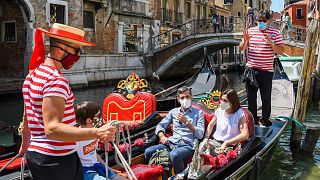 Turisti su una gondola a Venezia