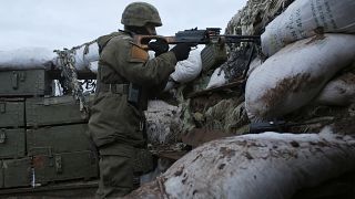 جندي أوكراني على خطوط التماس في منطقة دونيتسك شرقي البلاد