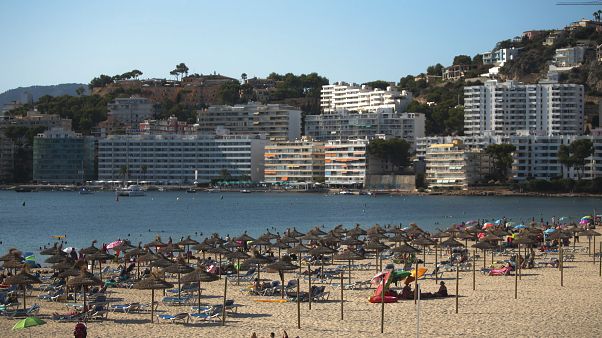 Turistas en una playa de Palma de Mallorca Turistas en una playa de Palma de Mallorca