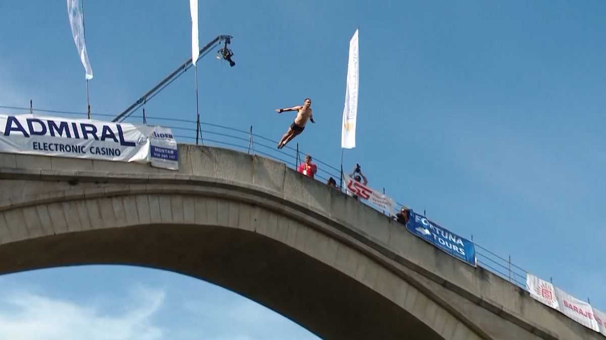  مسابقه شیرجه از روی پل موستار در بوسنی و هرزگوین برغم شیوع کرونا برگزار شد