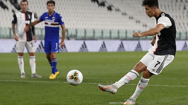 Cristiano Ronaldo trasforma il rigore in Juventus-Sampdoria 2-0.. Cristiano Ronaldo trasforma il rigore in Juventus-Sampdoria 2-0..