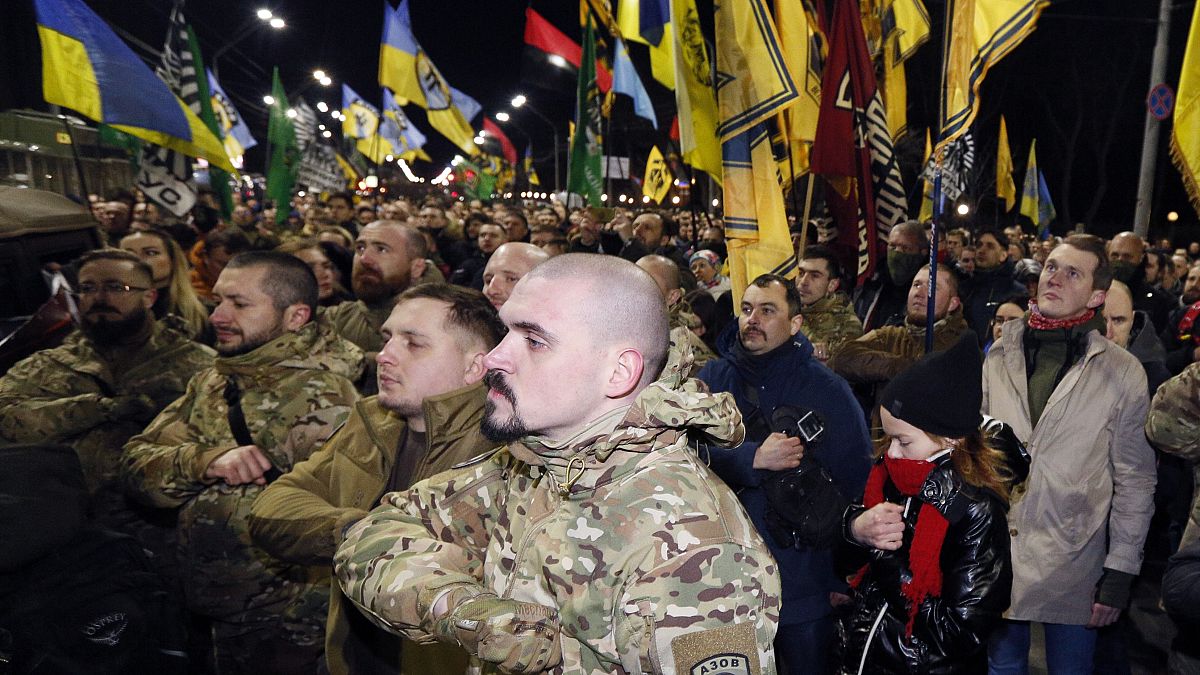 سربازان و داوطلبان اوکراینی که با جدایی‌طلبان جنگیده‌اند در حال رژه و حمل پرچم اوکراین 