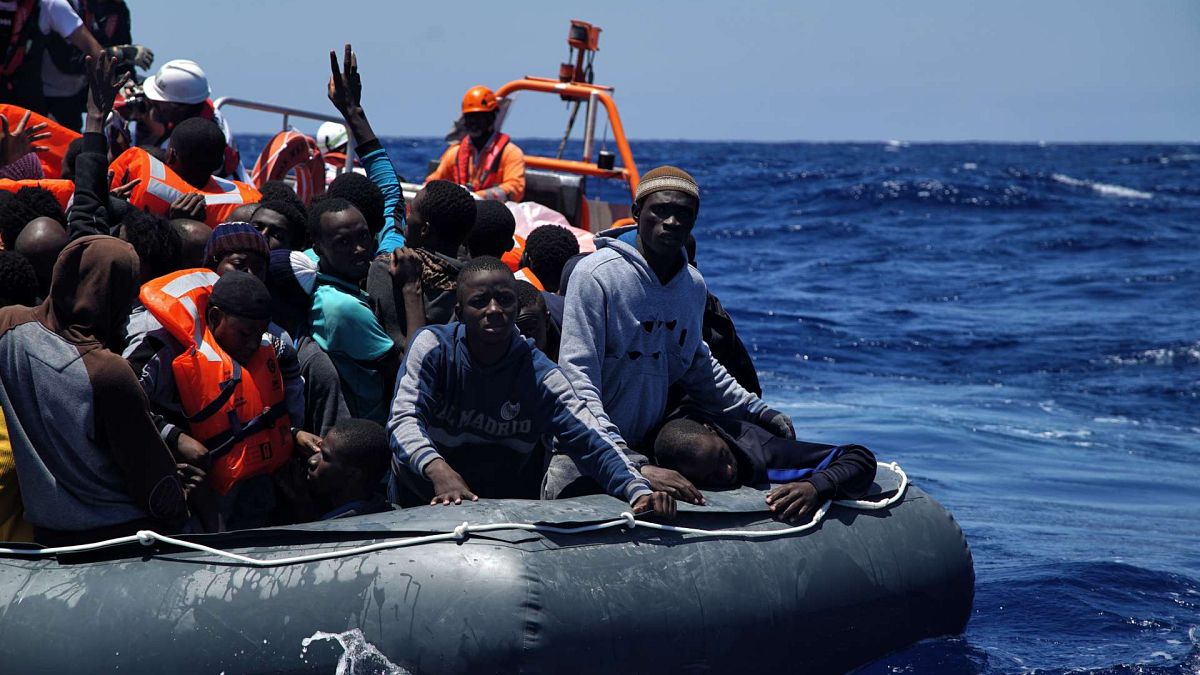 عمال الإنقاذ يساعدون في إنزال المهاجرين من زورق في البحر الأبيض، الخميس 23 يونيو 2016. 