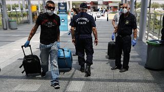 مسافر يمشي في مطار لارنكا في قبرص.