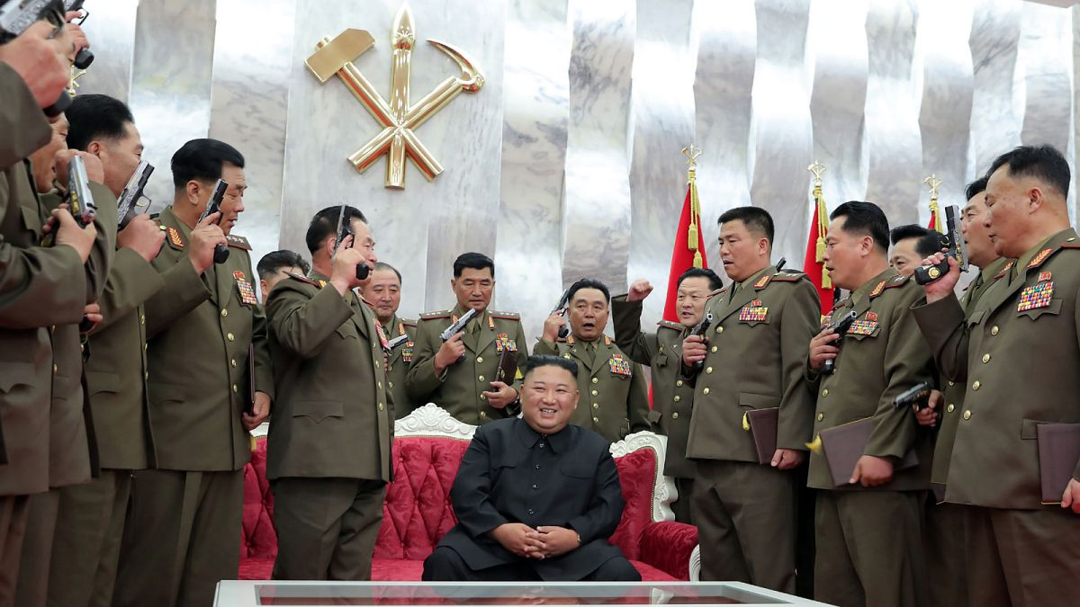 الزعيم الكوري الشمالي كيم جونغ أون يهدي كبار ضباطه مسدسات تذكارية في ذكرى هدنة الحرب الكورية