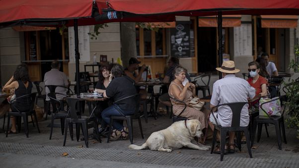 La gente se sienta en una terraza de Barcelona, España, el viernes 17 de julio de 2020. La gente se sienta en una terraza de Barcelona, España, el viernes 17 de julio de 2020.