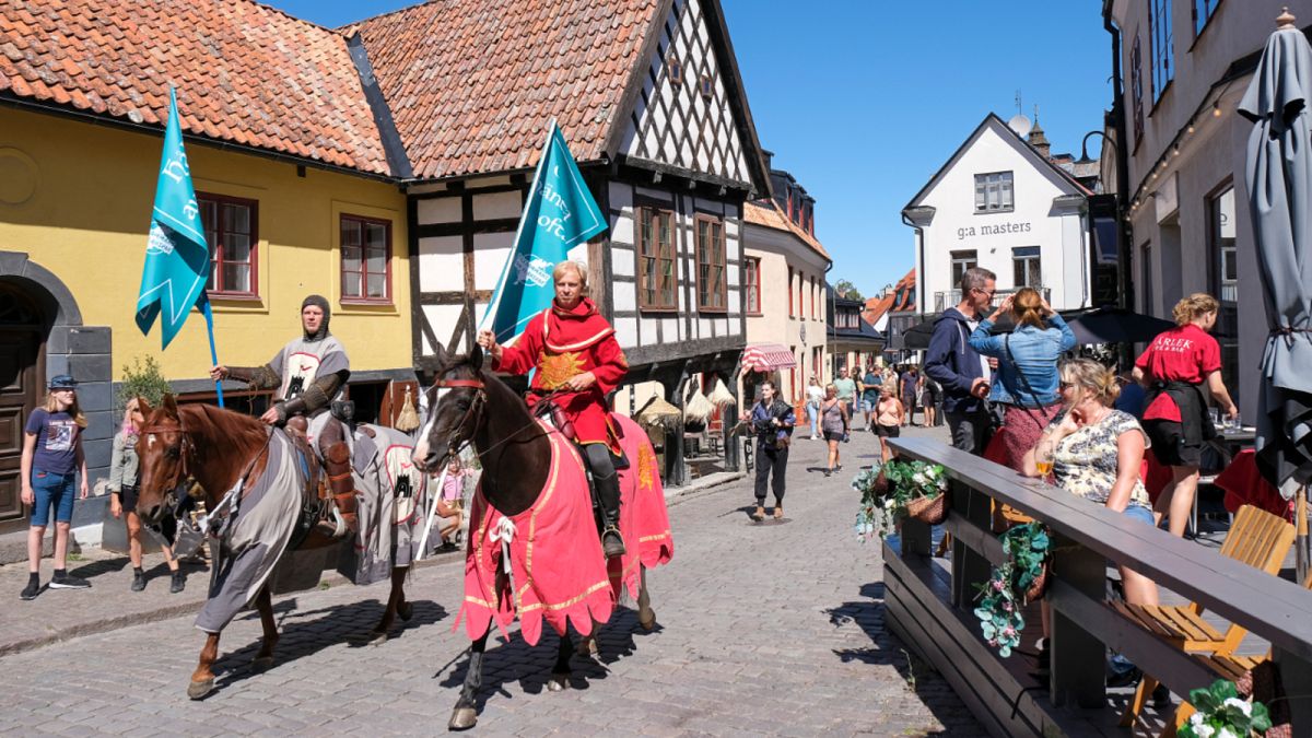 فرسان من القرون الوسطى لاحترام التباعد الاجتماعي في السويد