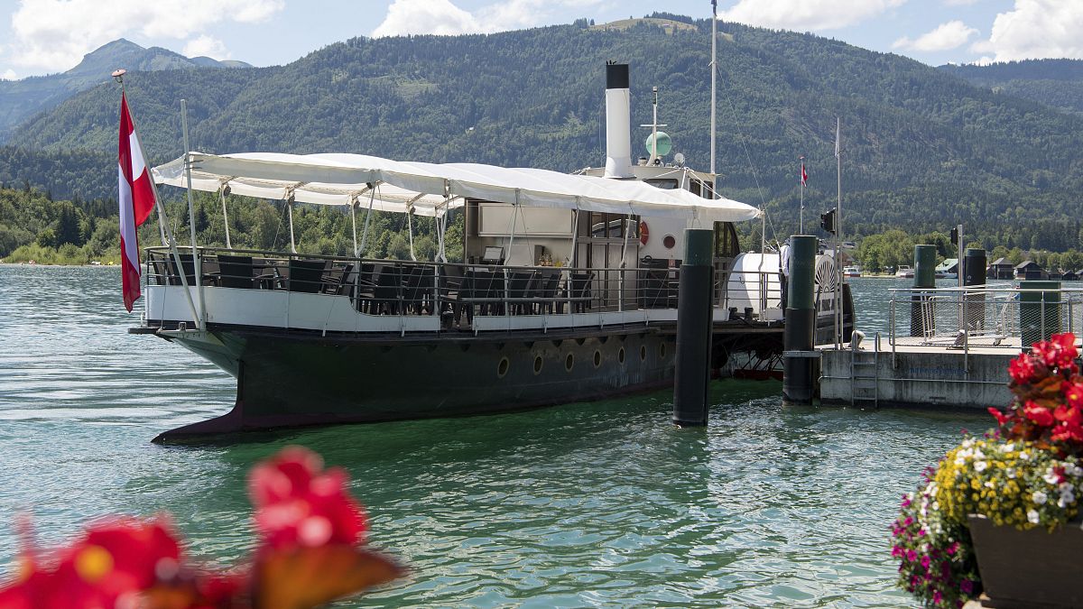 Un barco de recreo aguarda la llegada de tursitas en el lago de San Wolfgang