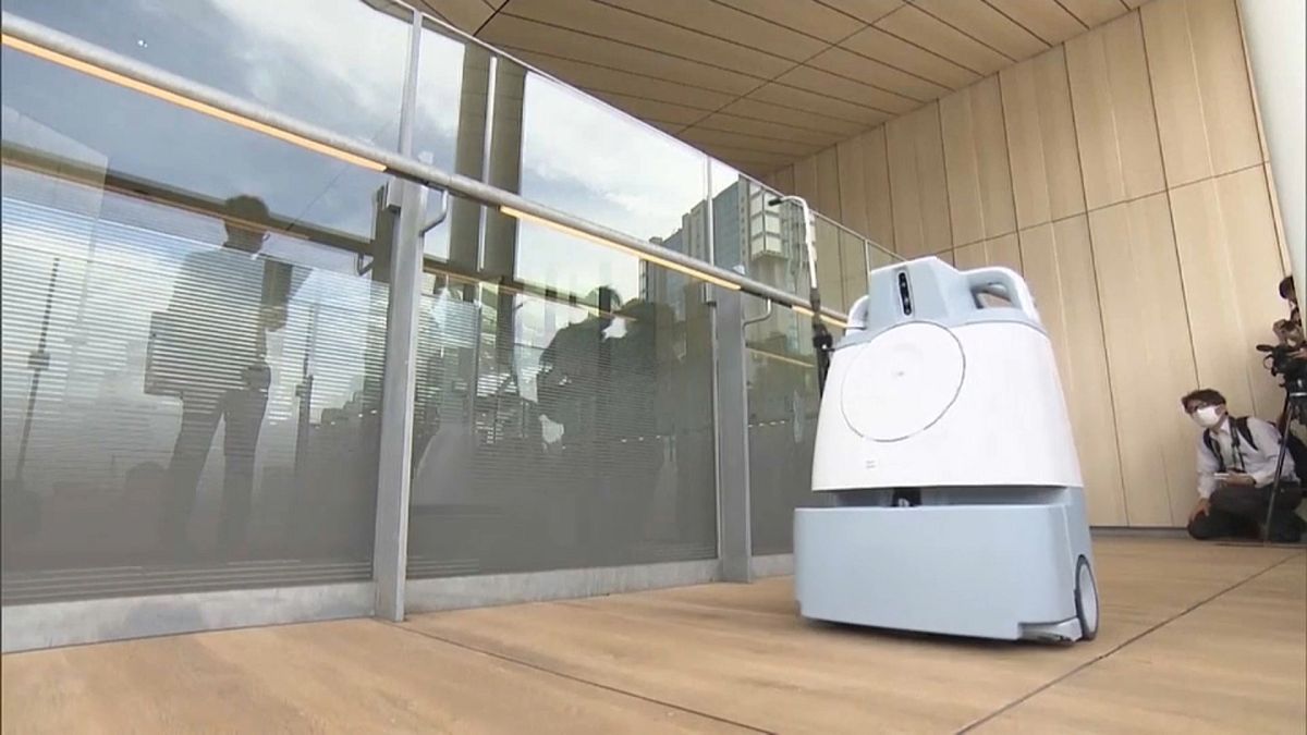 اليابان تكشف عن روبوتات جديدة للتعقيم 