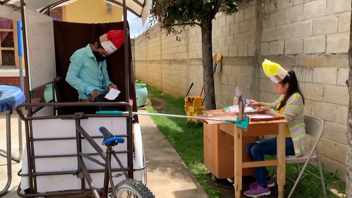 Covid-19: Guatemalalı öğretmen 3 tekerlekli sınıfla okulu öğrencilerine taşıyor