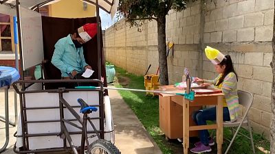 کلاس سیار معلم گواتمالایی برای دانش‌آموزان همزمان با همه‌گیری کرونا