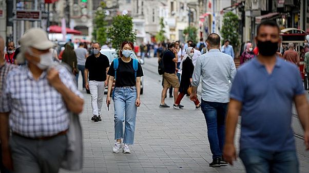 Türkiye'de koronavirüsten ölenlerin sayısı 5.600'ün üzerinde. Türkiye'de koronavirüsten ölenlerin sayısı 5.600'ün üzerinde.