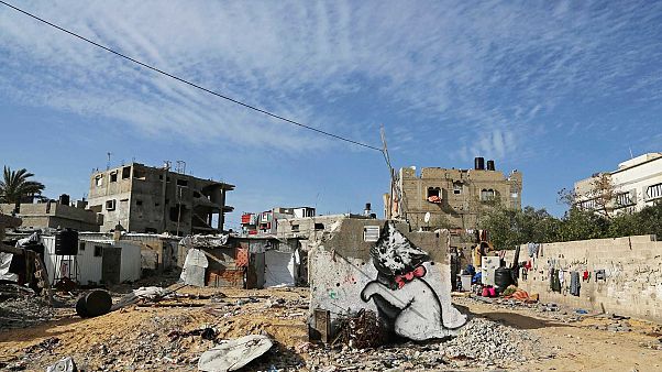 صورة جدارية لقط صغير المظهر يُفترض أنها لبانكسي، في بيت حانون، شمال قطاع غزة، الجمعة 27 فبراير 2015 صورة جدارية لقط صغير المظهر يُفترض أنها لبانكسي، في بيت حانون، شمال قطاع غزة، الجمعة 27 فبراير 2015