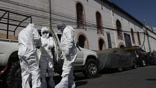 Un grupo de operarios prepara la desinfección de la cárcel de San Pedro en La Paz