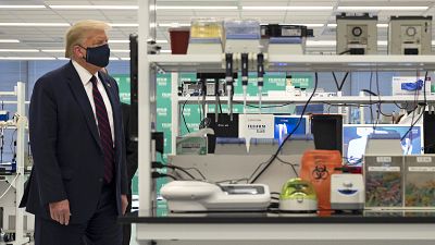 Donald Trump nei laboratori di Diosynth Biotechnologies, in North Carolina