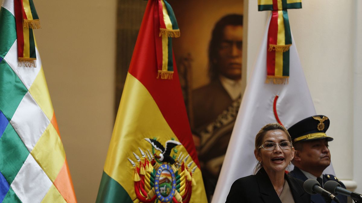 Βολιβία: Η μεταβατική πρόεδρος «γυρίζει στη δουλειά»