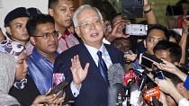 رئيس الوزراء الماليزي السابق نجيب رزاق يتحدث للصحفيين عقب جلسة المحكمة العليا والمتعلقة بتهم الفساد المواجهة إليه
