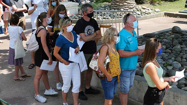 Am 27. Juli warten Menschen in Saint Jean de Luz auf ihren Coronatest. Am 27. Juli warten Menschen in Saint Jean de Luz auf ihren Coronatest.