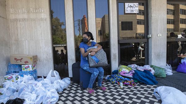 عاملة منزلية إثيوبية أمام قنصلية بلادها بعد أن تركها أصحاب عملها اللبنانيين لمصير مجهول، بيروت 4 يونيو 2020 عاملة منزلية إثيوبية أمام قنصلية بلادها بعد أن تركها أصحاب عملها اللبنانيين لمصير مجهول، بيروت 4 يونيو 2020