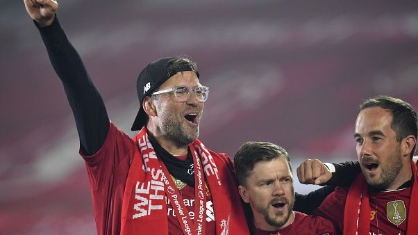 Klopp festeggia il titolo del suo Liverpool. Klopp festeggia il titolo del suo Liverpool.