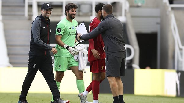 Jürgen Klopp strahlte an der Seite von Alisson nach Abpfiff des letzten Saisonspiels seines FC Liverpool Jürgen Klopp strahlte an der Seite von Alisson nach Abpfiff des letzten Saisonspiels seines FC Liverpool