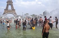 2019 júliusában 42,6 fok volt Párizsban, sokan a Trocadero-kert medencéiben hűsöltek