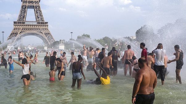 2019 júliusában 42,6 fok volt Párizsban, sokan a Trocadero-kert medencéiben hűsöltek 2019 júliusában 42,6 fok volt Párizsban, sokan a Trocadero-kert medencéiben hűsöltek