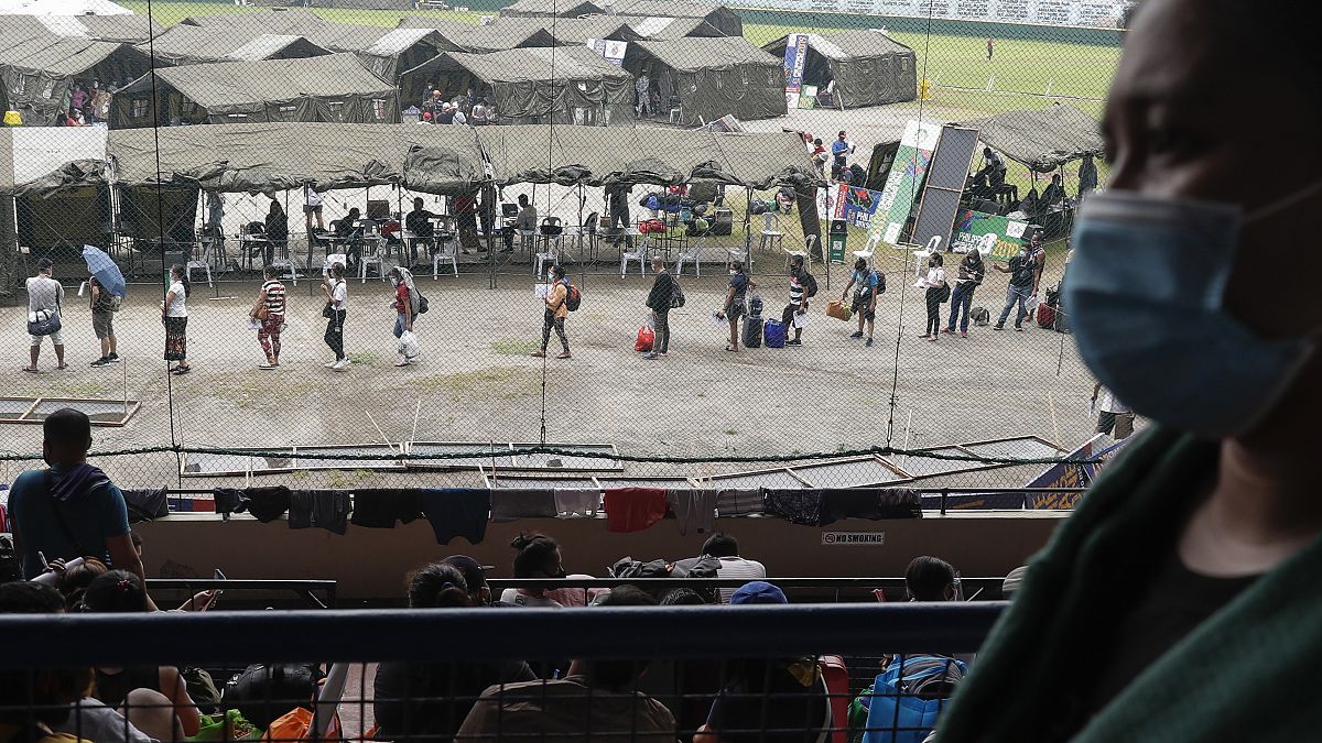 فيديو: المئات من العالقين بملعب رياضي في الفلبين يخشون الإصابة بكوفيد-19