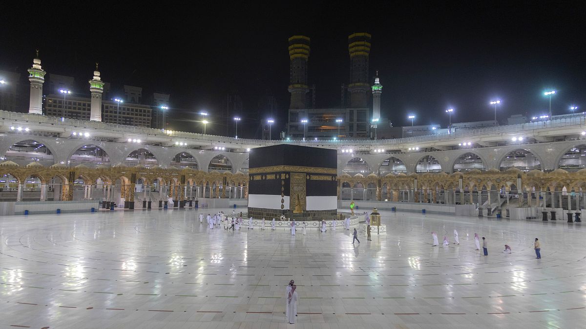 تقليص عدد المصلين في مكة المكرمة  لمواجهة فيروس كورونا