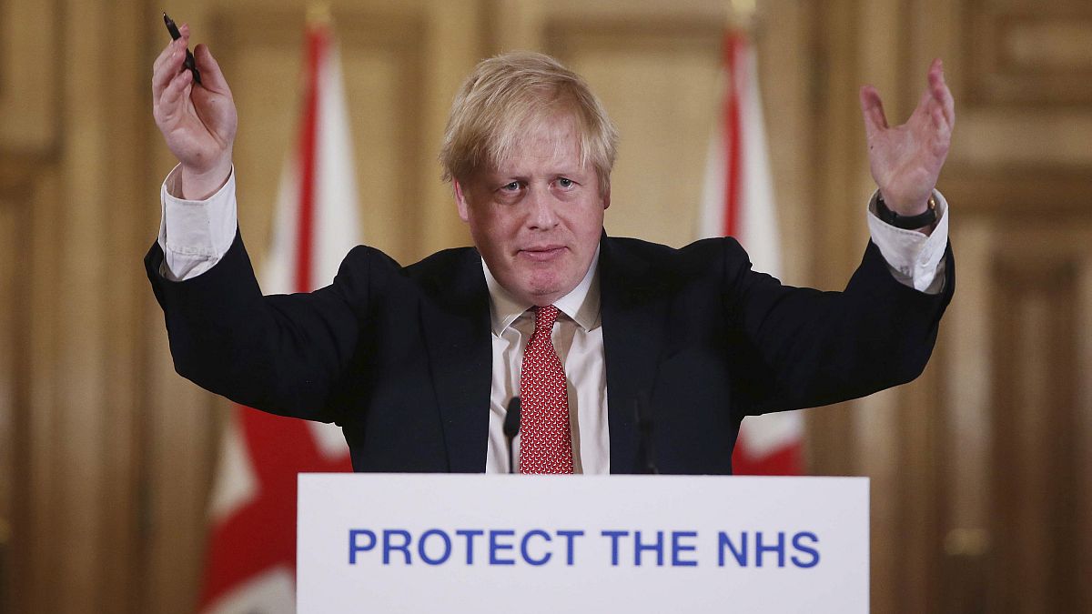 من الأرشيف، رئيس الوزراء البريطاني بوريس جونسون خلال إيجازه الصحفي اليومي عن فيروس كورونا للإعلان عن إجراءات جديدة للحد من انتشار الفيروس، في داونينج ستريت في لندن