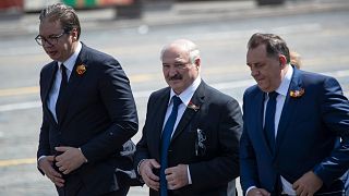 Aleksander Lukaşenko (ortada)