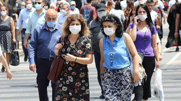 Ankara'da halka maskeyle dolaşıyor Ankara'da halka maskeyle dolaşıyor