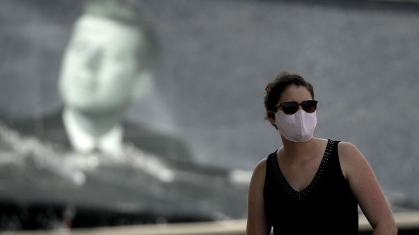 امرأة بالقرب من مركز كينيدي للفضاء في فلوريدا الأميركية امرأة بالقرب من مركز كينيدي للفضاء في فلوريدا الأميركية