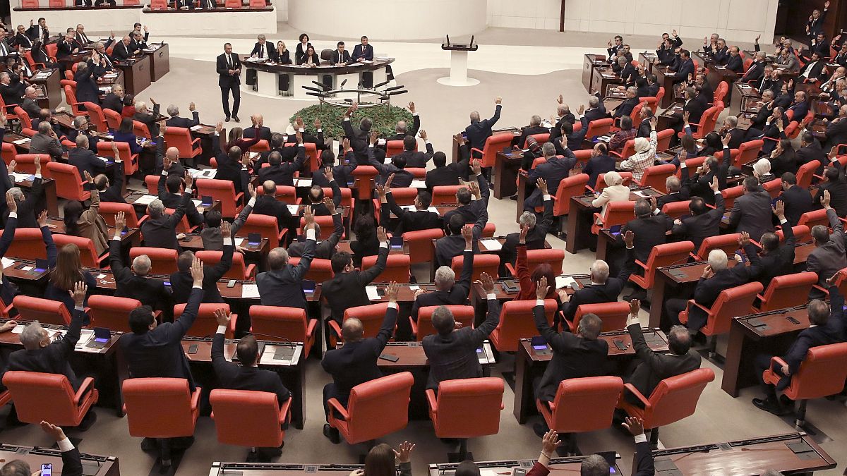 خلال تصويت سابق في البرلمان التركي حول التدخل العسكري في ليبيا 