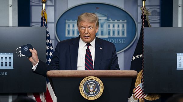 ABD Başkanı Donald Trump, basın toplantısına elinde maske ile geldi ABD Başkanı Donald Trump, basın toplantısına elinde maske ile geldi